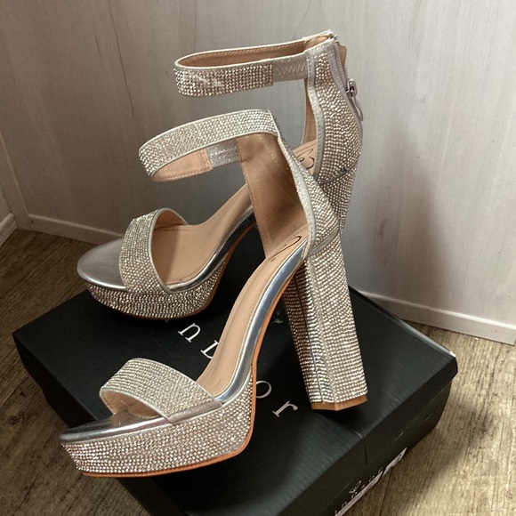 Windsor Silver Hills size 7.5 - Picture 2 of 9